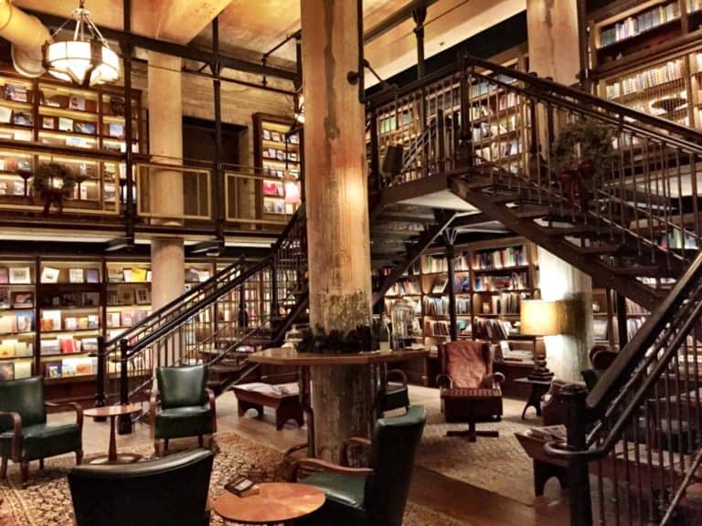 Hotel Emma Library